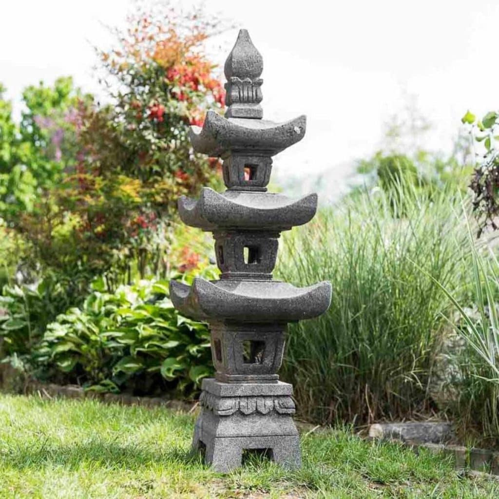 Avis sur la lanterne japonaise Pagode Wanda Collection : élégance en pierre de lave pour jardin