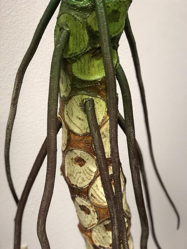 AMERIQUE Massive & Gorgeous Dracaena Arbre Artificiel Tropical en Soie de 2,4 m, Protection UV, Pot en Plastique pour pépinière, Technologie Feel Real, Super qualité, 2,4 m, Vert émeraude