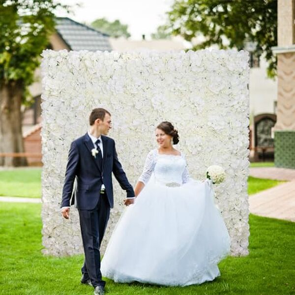 Découvrez notre avis complet sur le panneau floral rose de soie blanche QinmiGarden : un élément de décoration élégant et raffiné pour embellir votre espace intérieur.