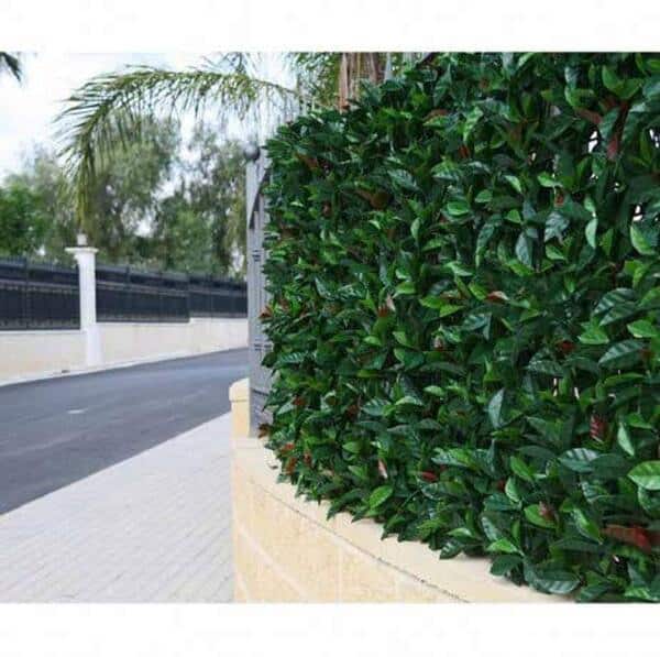 Découvrez notre avis sur le feuillage artificiel photinia 20 m d'Atout Loisir : praticité, esthétique et durabilité pour un extérieur toujours verdoyant  !