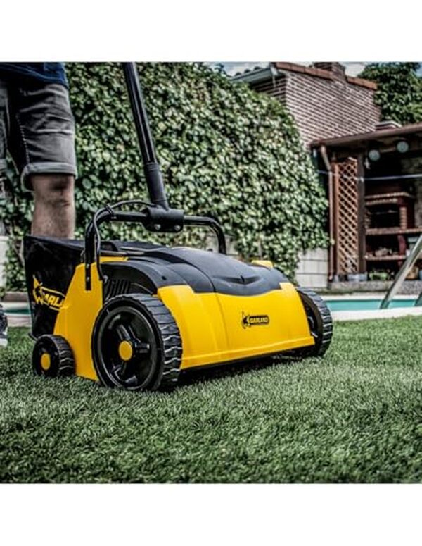 Découvrez les performances du balai Garland Roll&Comb 302E-V19 et transformez l'entretien de votre gazon artificiel en une tâche simple et efficace  !