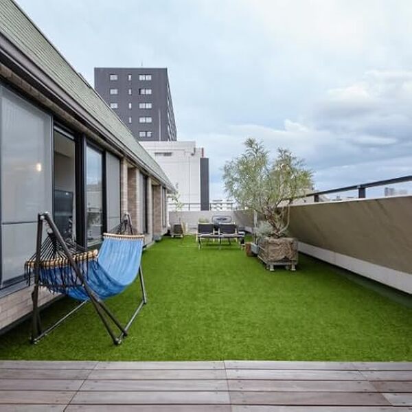 Découvrez notre test complet du gazon synthétique Brunch 18mm. Évaluation de sa qualité, durabilité et facilité d'installation pour un jardin impeccable.