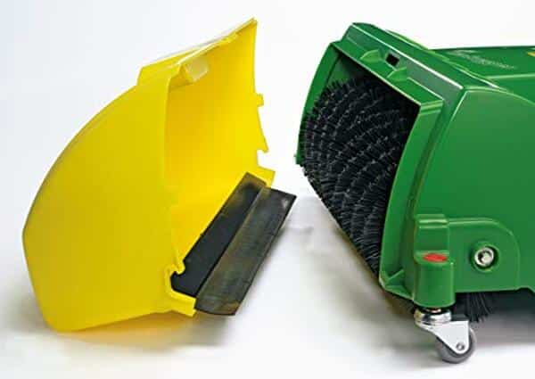Découvrez notre avis détaillé sur la balayeuse Rollytrac Sweeper John Deere par Rolly Toys : performance, design et efficacité au rendez-vous  !